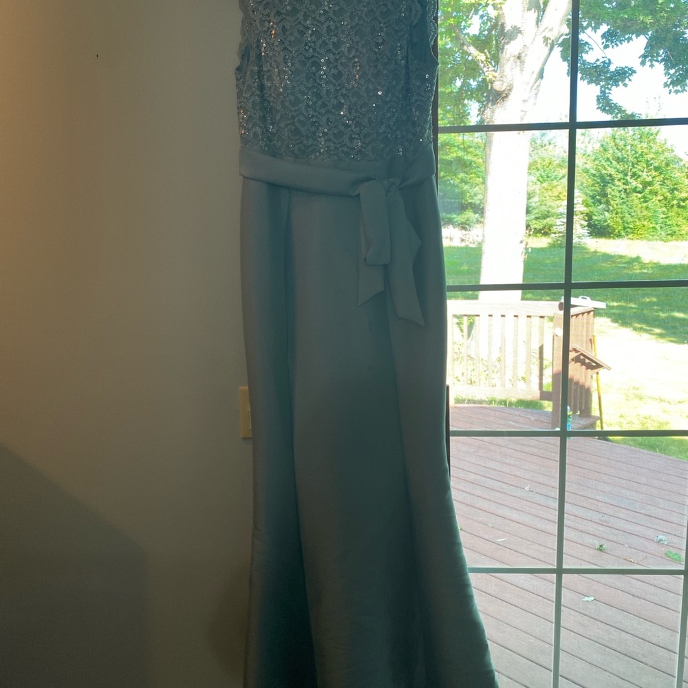 Dress - Picture 3 of 3
